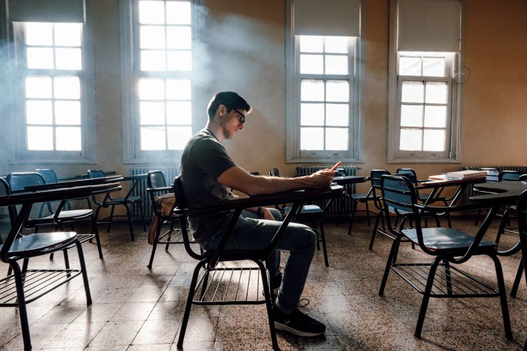 Requisitos de seguro para Erasmus+ y universidades: checklist completo